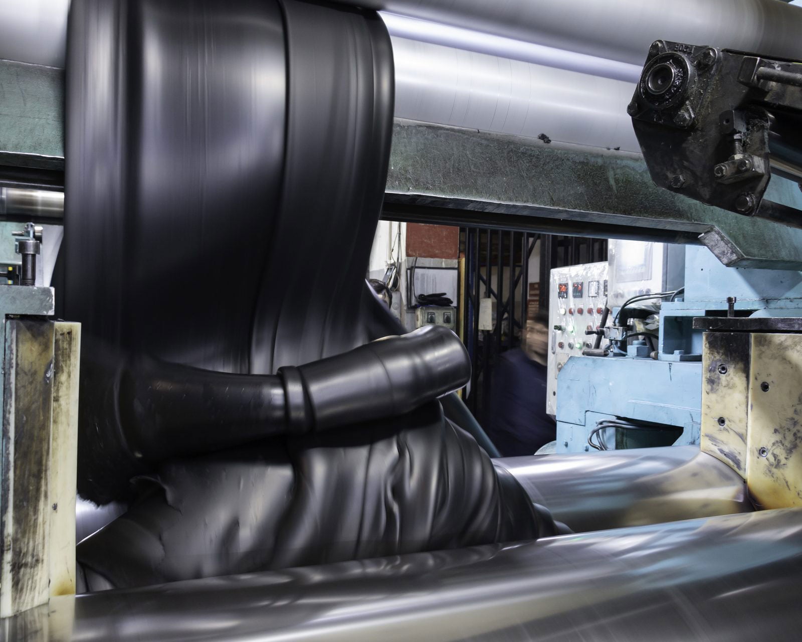 Black rubber compound banding and folding on the rolls of a two-roll rubber mill